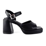 Sandalias de vestir Korium, color blanco, con plataforma y taco cuadrado alto. Presenta una tira ancha sobre los dedos y otra alrededor del tobillo con hebilla ajustable.