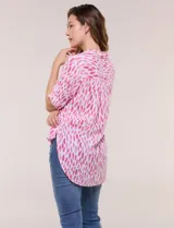 Camisa de lino sintético con estampado floral en tonos azules y beige sobre fondo blanco, de corte holgado, mangas tres cuartos y cuello camisero.