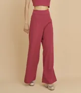 Pantalón palazzo color fucsia de crepé elastizado, de tiro alto y corte amplio.