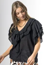 Blusa negra de algodón con escote en V y volados frontales, de mangas cortas fluidas.