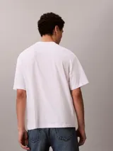 Remera de algodón Calvin Klein color blanco, de corte regular, cuello redondo y manga corta, con el monograma bordado en el pecho.