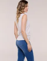 Musculosa blanca de modal y lyocell, de marca Elie Tahari, con escote a la base, sin mangas y frunces drapeados en los laterales.
