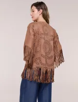 Chaqueta de suede sintético marrón, de corte holgado y frente abierto, con mangas cortas anchas. Presenta diseño de perforaciones láser con motivos circulares y terminación de flecos largos en el ruedo y las mangas.