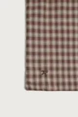 Bolso tipo shopper de la colección Benito Antonio x Zara, confeccionado en tejido con estampado a cuadros en tonos marrones y blancos. Cuenta con compartimento principal sin cierre, doble asa de mano y un pequeño bordado distintivo en la parte inferior.