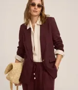 Blazer celeste de viscosa y lino, con cuello inglés, cierre de un botón y solapas.