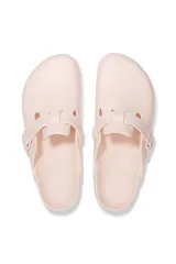 Zuecos Birkenstock Boston Eva color rosa claro, con hebilla ajustable y plantilla anatómica.