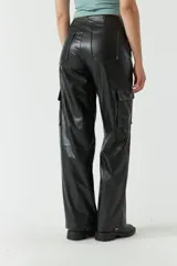 Pantalón cargo de cuero sintético color negro, tiro alto y bolsillos cargo.