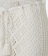 Pantalón de playa tejido al crochet color blanco, con cintura elastizada con lazo y borlas.