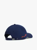 Gorra de béisbol azul marino con diseño de seis paneles y visera curva. Cuenta con bordado en color rojo en la parte frontal con las iniciales TH en fuente script y la firma de la marca en el lateral.