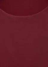Camiseta sin mangas de cuello redondo, tirantes anchos y diseño entallado de tejido elástico.
