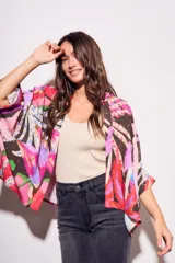 Kimono de viscosa con estampado abstracto multicolor, mangas 3/4 y corte holgado.