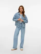 Campera de denim azul oscuro con cierre frontal de botones metálicos, bolsillos frontales aplicados y cuello camisero, de corte recto y holgado.