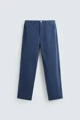 Pantalón de algodón azul marino, de corte recto (straight fit) con cinco bolsillos y cierre frontal de cremallera y botón.