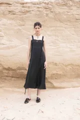Vestido midi negro de lino con breteles anchos y costuras a la vista.