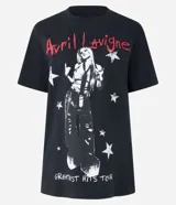 Remera negra de algodón con estampa de Avril Lavigne en blanco y rojo.
