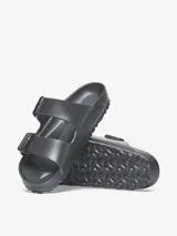 Sandalias Birkenstock Arizona EVA de goma color negro, con doble tira ajustable con hebillas.