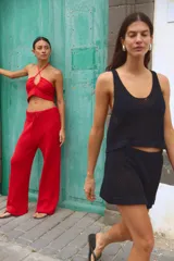 Top tejido rojo de algodón, con cuello halter y abertura en el centro.