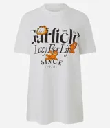 Remera blanca de algodón con cuello redondo y manga corta. Presenta un estampado frontal con el nombre "Garfield" en letras grandes y el personaje de Garfield en diferentes poses, junto a la frase "Lazy For Life".