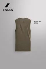 Musculosa técnica de Zara Athleticz, diseñada como primera capa, confeccionada en tejido elástico con textura microperforada, transpirable y termorreguladora, con cuello redondo y diseño sin costuras.