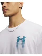 Remera Under Armour de manga corta color blanco, de corte regular y cuello redondo acanalado. Presenta un gráfico difuminado del logo en el pecho.