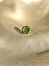 Caravana de resina color lila con strass plateado alrededor, de 1cm de diámetro. Se vende por unidad.