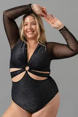 Body negro de lycra con efecto lurex y mangas largas de microtul. Escote en V con aro en el centro y tiras.