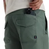 Pantalón largo color verde, de corte recto y estilo casual.