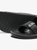 Sandalias planas de EVA color negro con acabado con brillo, punta abierta y dos correas ajustables con hebilla de la marca Only.