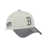 Gorra New Era modelo 9FORTY A-Frame de los Boston Red Sox, color beige con visera y botón superior grises. Cuenta con la letra 'B' bordada en el frente en relieve con contorno gris y detalles en verde lima, y el logo de la marca en el lateral.