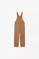 Mameluco Carhartt WIP modelo Bib Overall, de color negro, con múltiples bolsillos frontales, tirantes ajustables con hebillas metálicas y el parche con el logotipo de la marca en el bolsillo del peto.