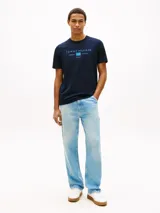 Remera de punto azul marino de manga corta y cuello redondo, confeccionada en puro algodón. Presenta un logo gráfico estampado en el pecho con las inscripciones "Tommy Hilfiger American Classics Est. 1985".