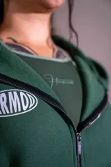 Campera tipo hoodie con cierre frontal completo, de corte boxy y diseño holgado. Presenta bolsillos frontales y logo estampado en el pecho.
