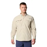 Camisa de manga larga Columbia modelo Bahama II, color beige, diseñada para actividades al aire libre. Presenta cuello abotonado, dos bolsillos frontales con solapa, ventilación trasera forrada en malla y pestañas para sujetar las mangas enrolladas.
