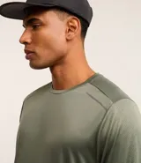 Remera deportiva de manga larga con cuello redondo, confeccionada en tejido técnico Dry Fit. Presenta un diseño liso en color negro con detalles reflectantes en los hombros.