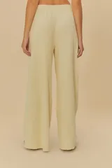 Pantalón largo color crema, de corte recto y tiro alto, con bolsillos laterales y traseros.