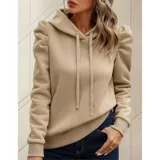 Buzo tipo hoodie de color azul marino, confeccionado en tejido suave con diseño de mangas princesa fruncidas en los hombros. Presenta capucha con cordones ajustables y puños elásticos.