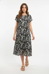 Vestido midi de algodón con estampado abstracto en tonos grises, blancos y negros. Presenta cuello redondo, mangas cortas y un corte holgado.