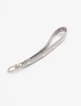 Llavero de muñeca color plateado, de cuero sintético, con tachas metálicas y gancho mosquetón.