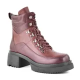 Botas de cuero color borgoña con cordones, caña media, taco cuadrado y suela track.