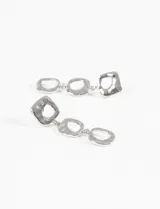 Par de caravanas largas plateadas con tres figuras geométricas colgantes: cuadrado, círculo y cuadrado.