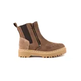 Bota corta de cuero color marrón con diseño artesanal, presenta paneles laterales elásticos, cierre lateral metálico y detalles bordados en la puntera. Cuenta con una suela track de goma en tono beige.