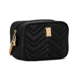 Cartera rectangular acolchada color negro, con costuras en patrón de chevron. Presenta un dije metálico con el logo de Vizzano en tono dorado y una cadena metálica dorada para llevar al hombro.