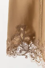 Shorts de tiro medio de georgette color tostado con cintura elástica en la espalda y delicados detalles de encaje bordado a tono en el ruedo.
