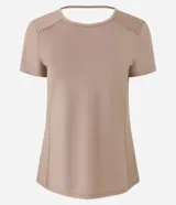 Remera deportiva de microfibra color tostado, con mangas cortas, cuello redondo y costuras reforzadas.