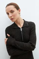 Vestido largo tejido de punto color verde oliva, con cuello polo y cierre metálico.