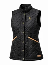 Chaleco acolchado con diseño capitoneado en forma de rombos, color negro. Presenta cierre frontal con botones metálicos dorados, cuello alto y dos bolsillos laterales con ribete en color tostado. Incluye logo bordado en el pecho y etiqueta de marca en la parte inferior.