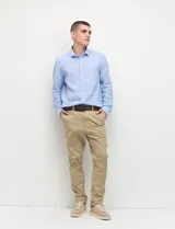 Pantalón tipo chino de corte slim moderno, de color gris, con bolsillos funcionales delanteros e italianos y detalles de costura premium.