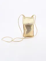 Morral pequeño tipo porta celular de cuero metalizado en color dorado, con solapa frontal y correa larga fina para llevar cruzado.
