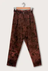 Pantalón de corte slouchy de bengalina elastizada color marrón con estampado abstracto.