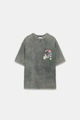 Remera de corte oversize con efecto lavado, cuello redondo y manga corta. Presenta un estampado artístico en el pecho inspirado en la obra de Henri Matisse.